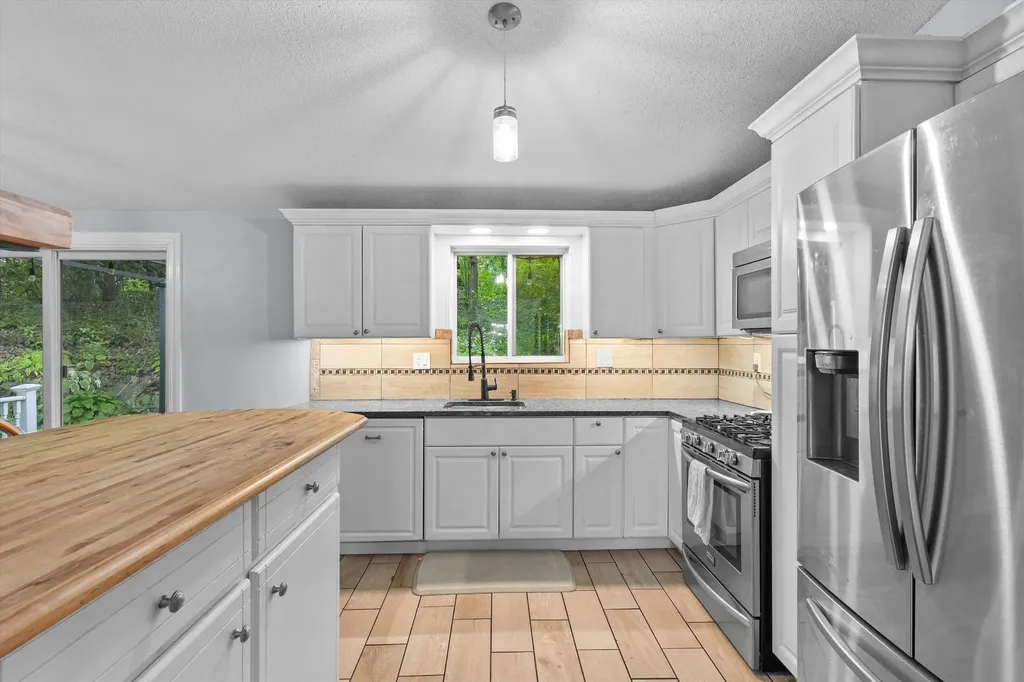 49 New Searles Road Nashua NH 03062