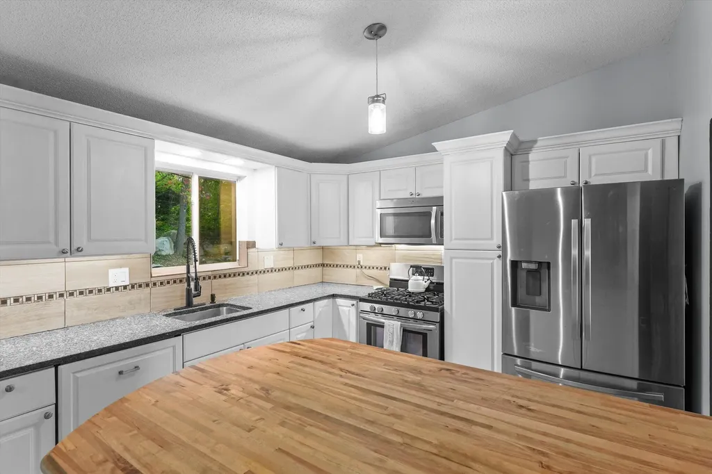 49 New Searles Road Nashua NH 03062