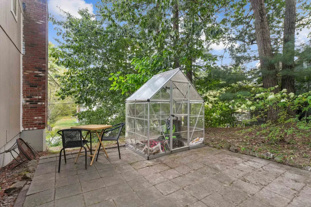 49 New Searles Road Nashua NH 03062