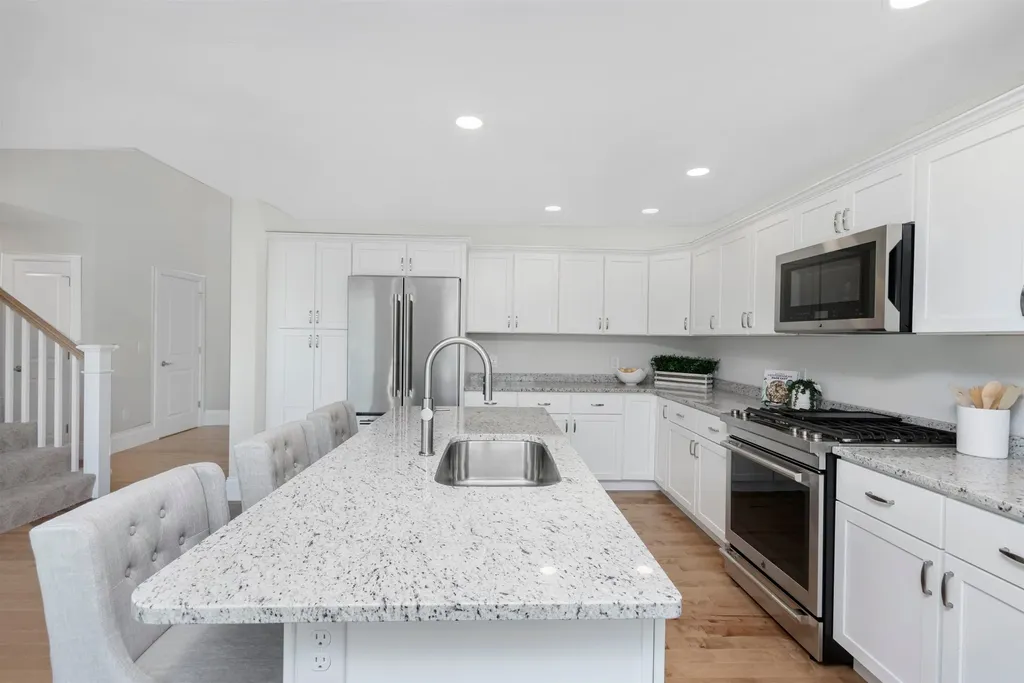 8 Acadia Drive Hudson NH 03051