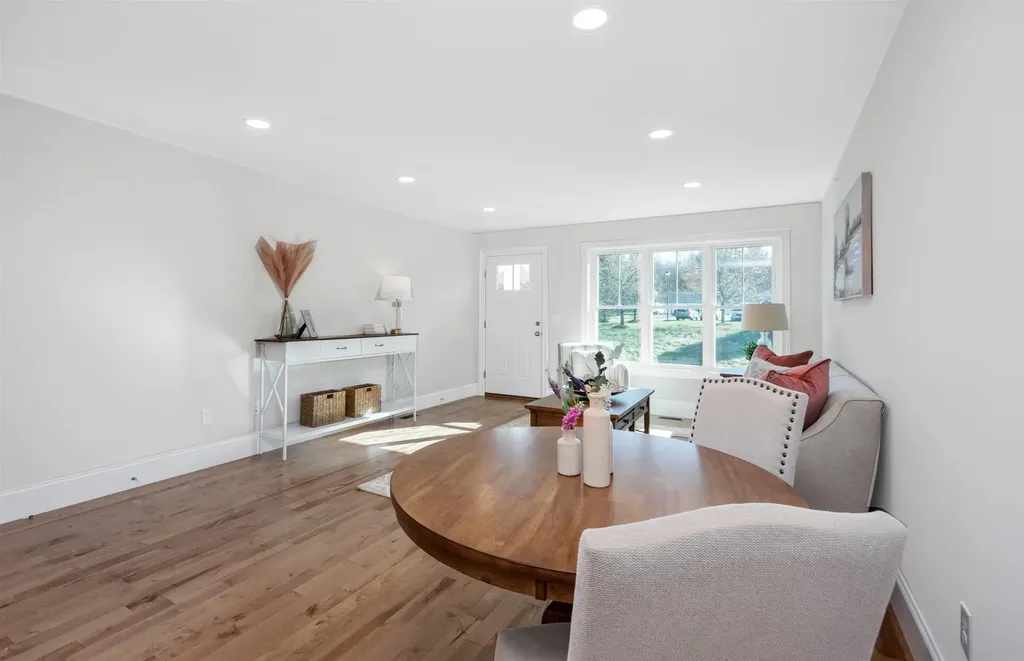 8 Acadia Drive Hudson NH 03051