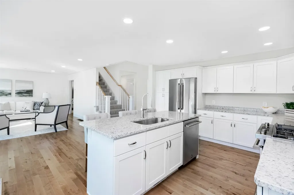 8 Acadia Drive Hudson NH 03051