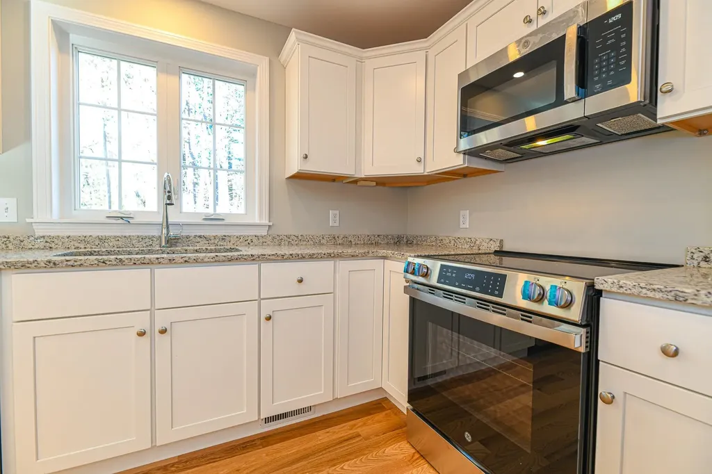 5 Delphi Way Londonderry NH 03053