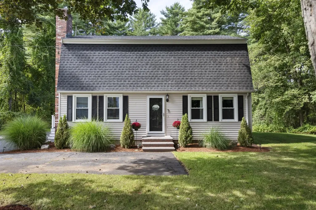 44 Pilgrim Drive Litchfield NH 03052