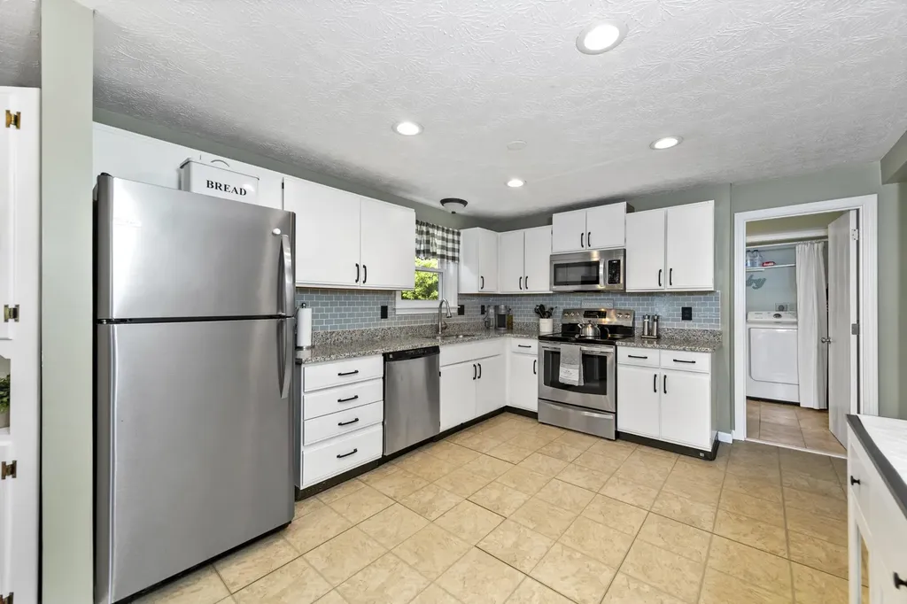 44 Pilgrim Drive Litchfield NH 03052