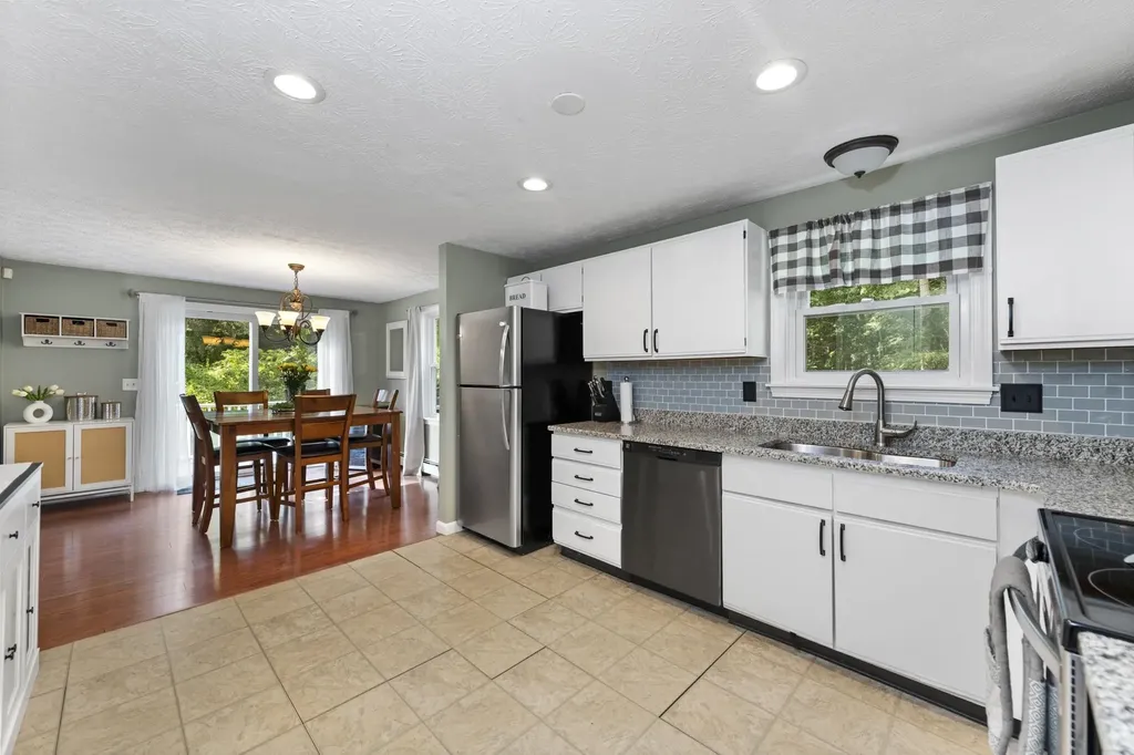 44 Pilgrim Drive Litchfield NH 03052