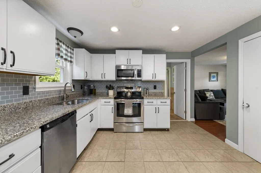 44 Pilgrim Drive Litchfield NH 03052