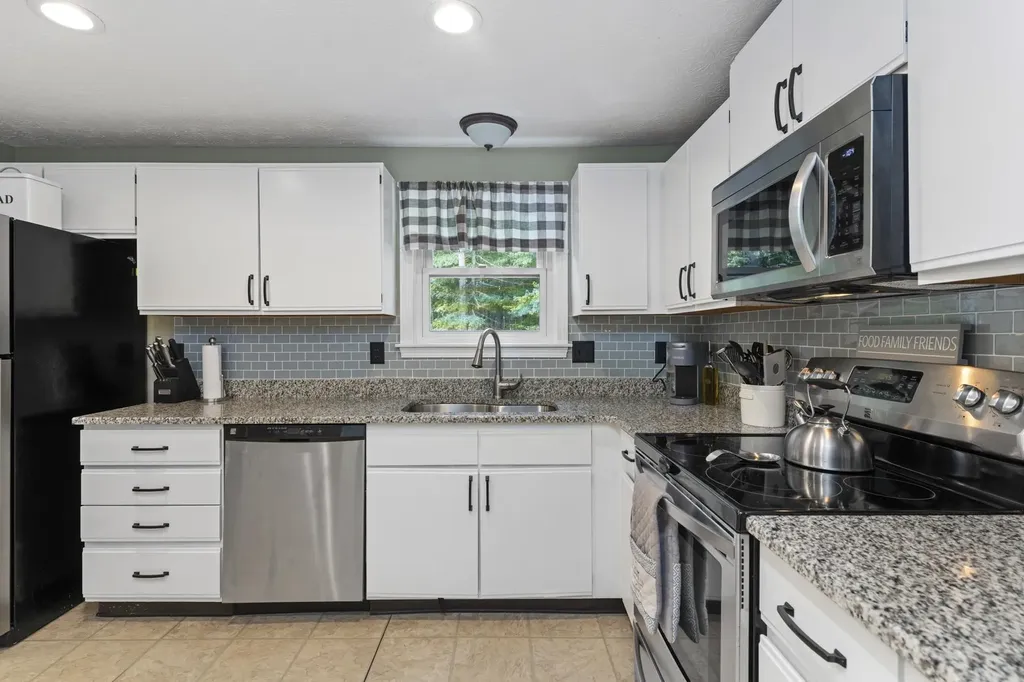 44 Pilgrim Drive Litchfield NH 03052