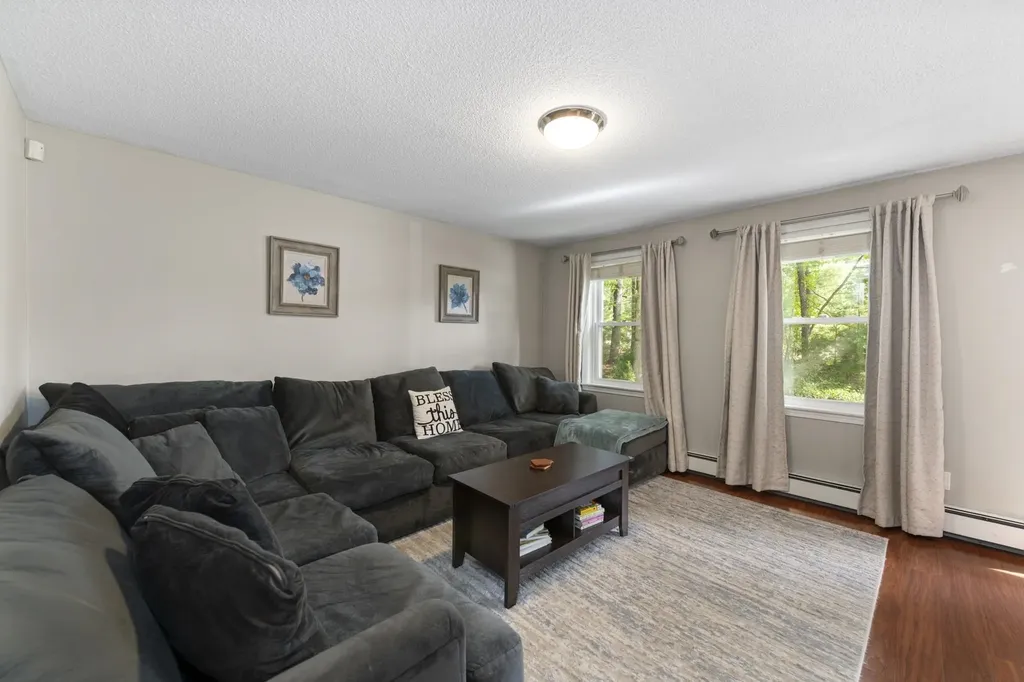 44 Pilgrim Drive Litchfield NH 03052