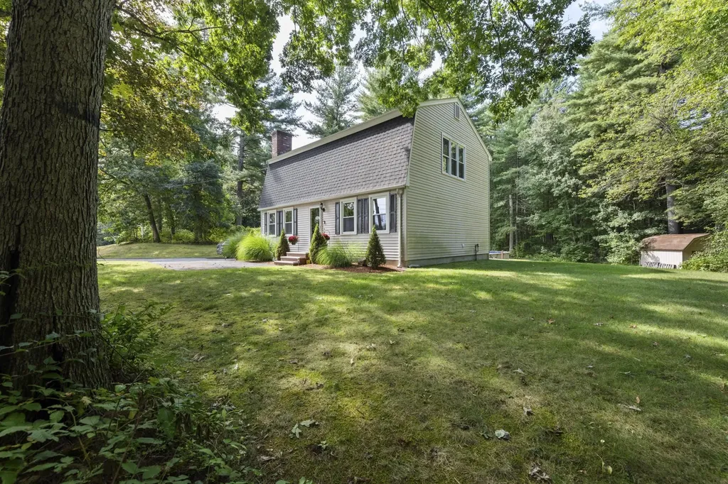 44 Pilgrim Drive Litchfield NH 03052