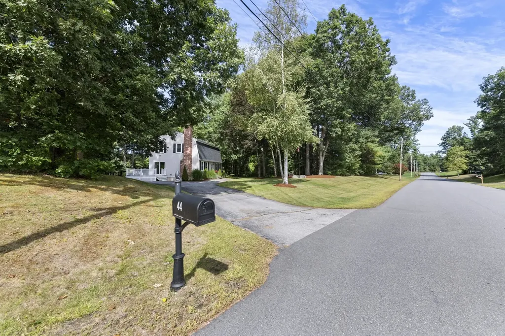 44 Pilgrim Drive Litchfield NH 03052