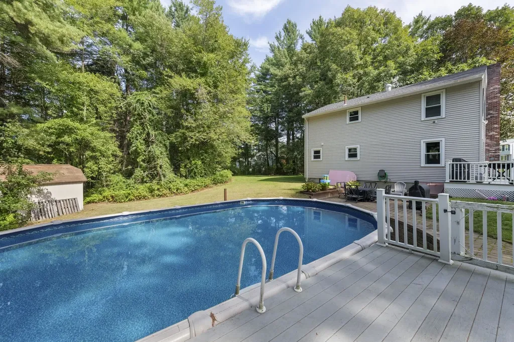 44 Pilgrim Drive Litchfield NH 03052