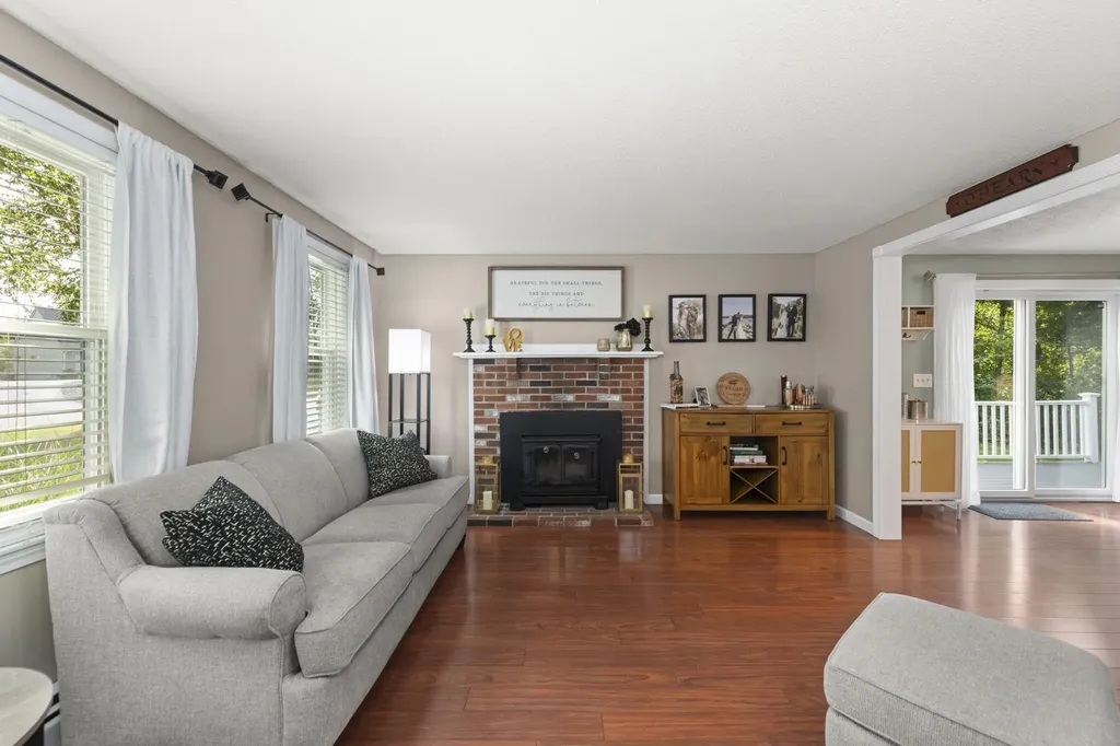 44 Pilgrim Drive Litchfield NH 03052