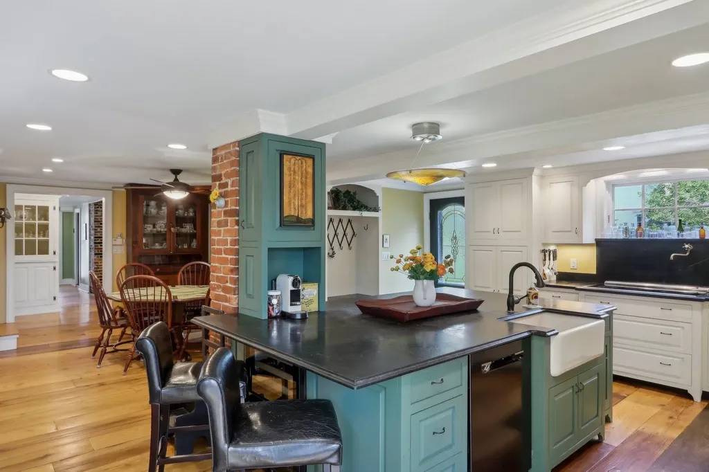 5 Nesmith Derry NH 03038-1201