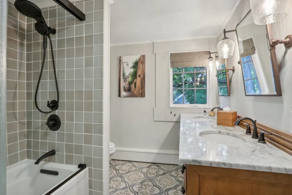 5 Nesmith Derry NH 03038-1201