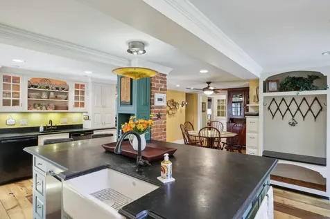 5 Nesmith Derry NH 03038-1201