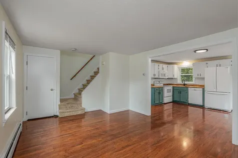 7 R Desforge Lane Derry NH 03038