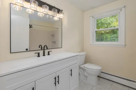 7 R Desforge Lane Derry NH 03038