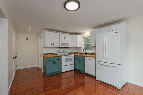 7 R Desforge Lane Derry NH 03038