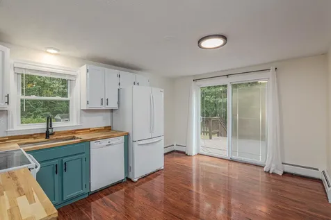 7 R Desforge Lane Derry NH 03038