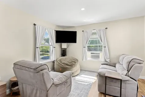 1338 Woodbury Avenue Portsmouth NH 03801