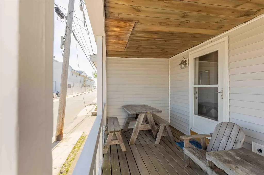 19 F Street Hampton NH 03842