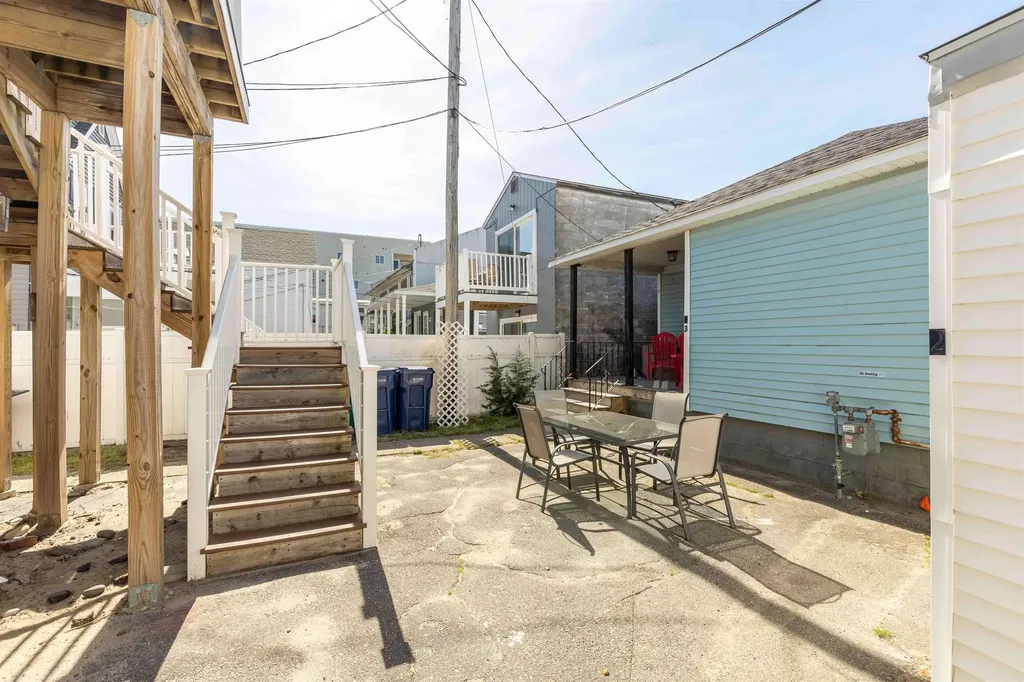 19 F Street Hampton NH 03842