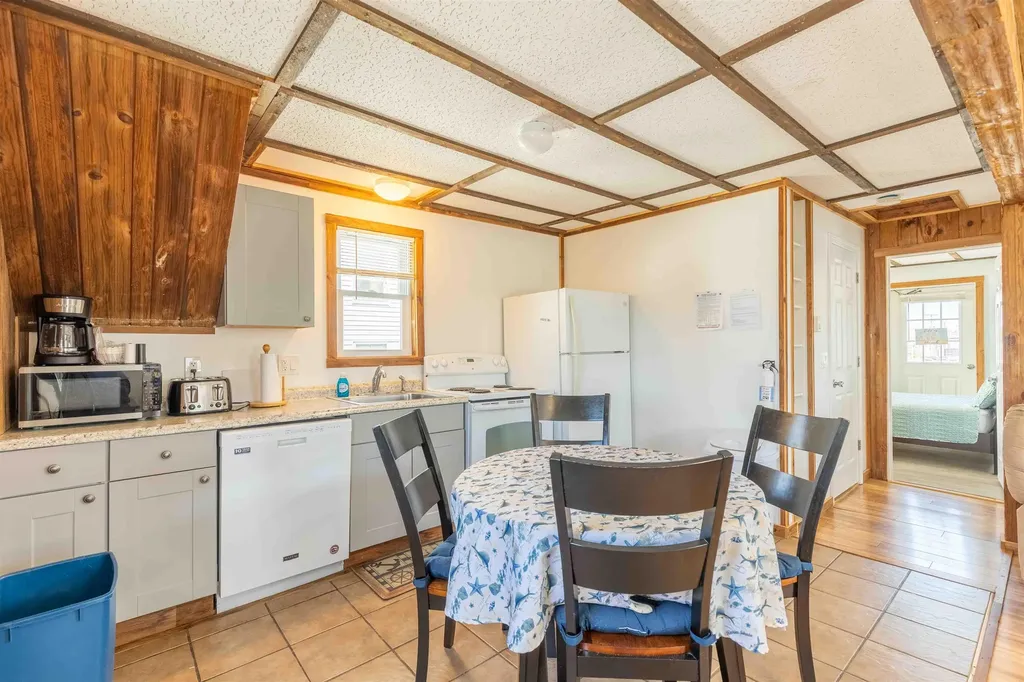 19 F Street Hampton NH 03842