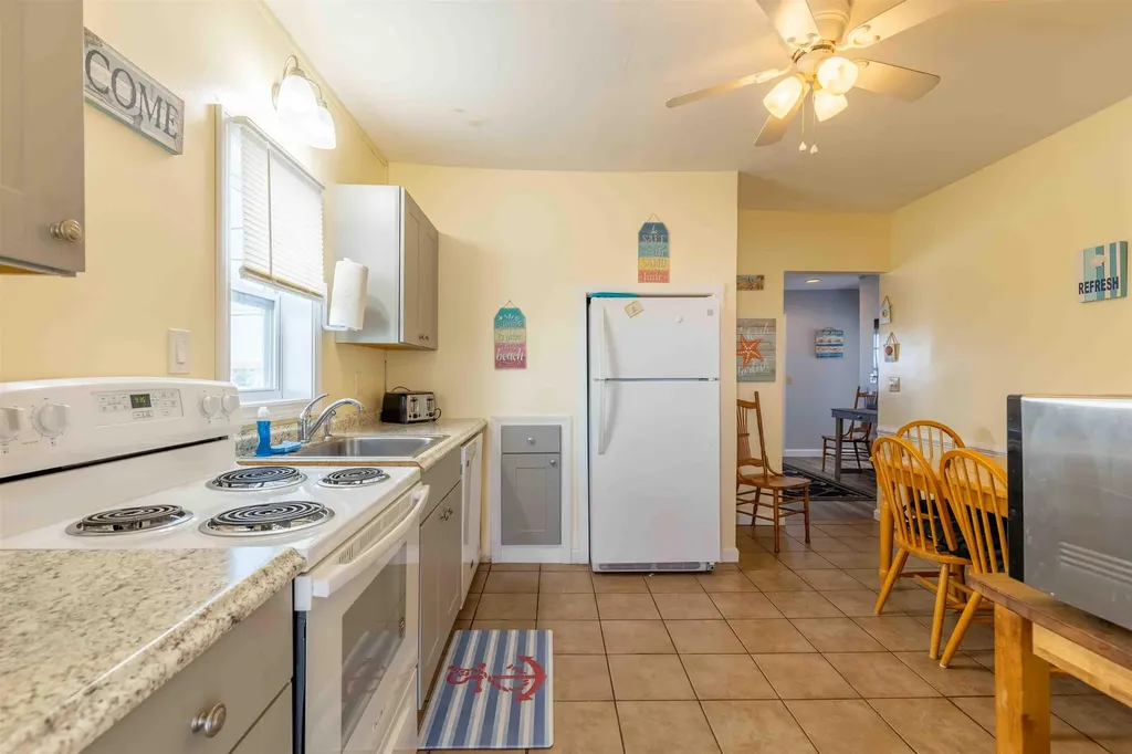 19 F Street Hampton NH 03842