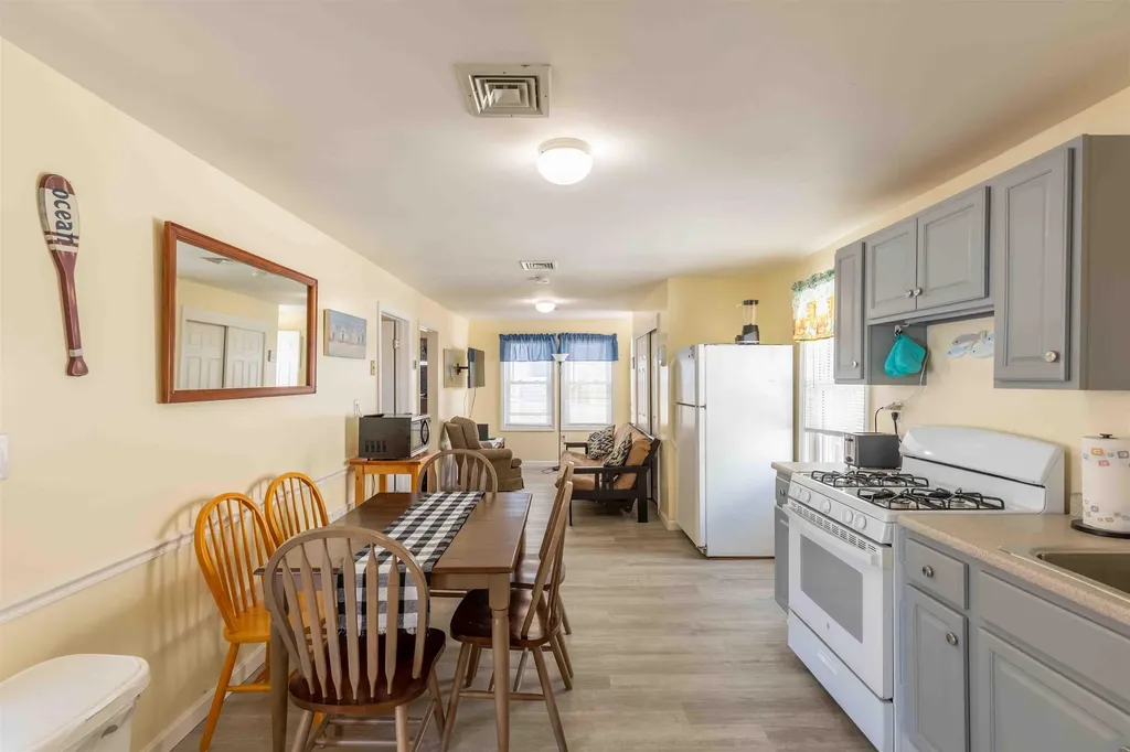 19 F Street Hampton NH 03842