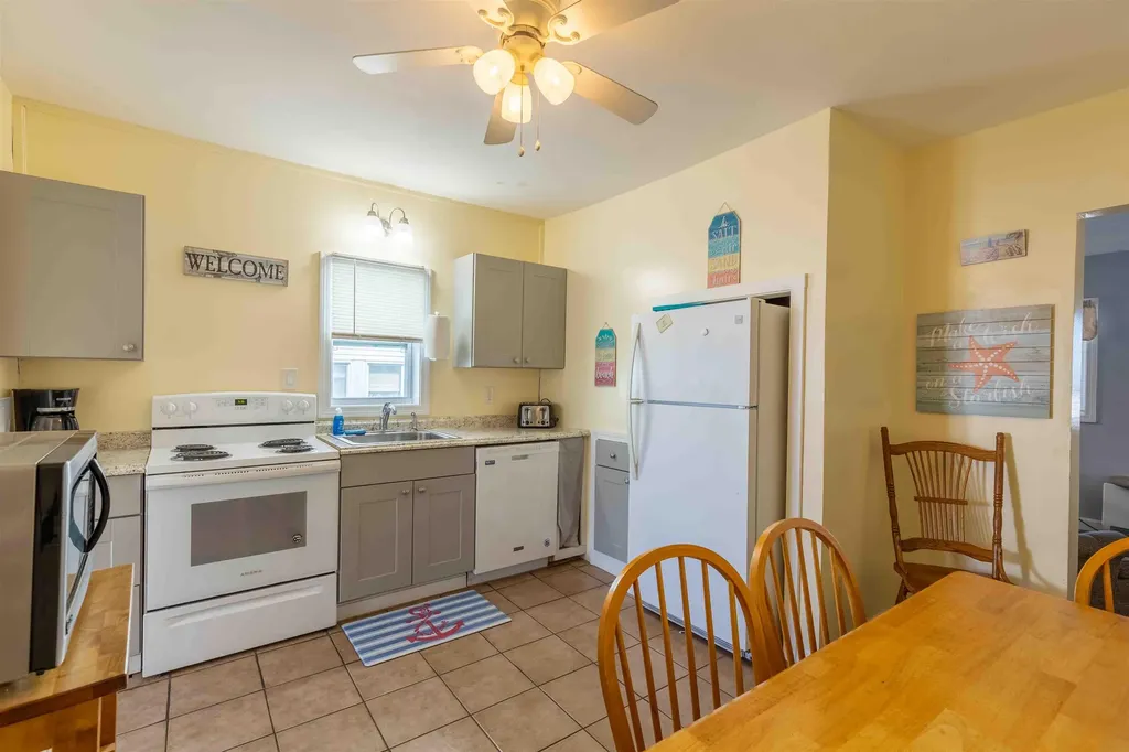 19 F Street Hampton NH 03842