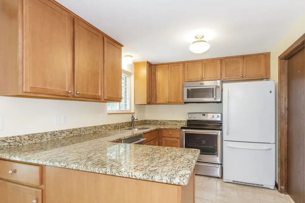 87 Oakridge Drive Londonderry NH 03053