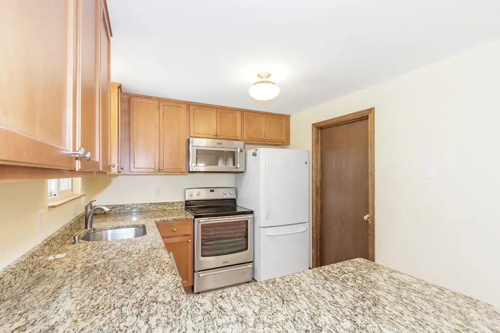 87 Oakridge Drive Londonderry NH 03053