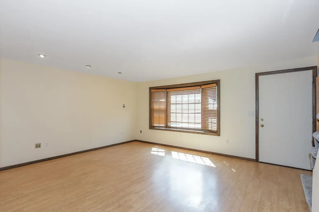 87 Oakridge Drive Londonderry NH 03053