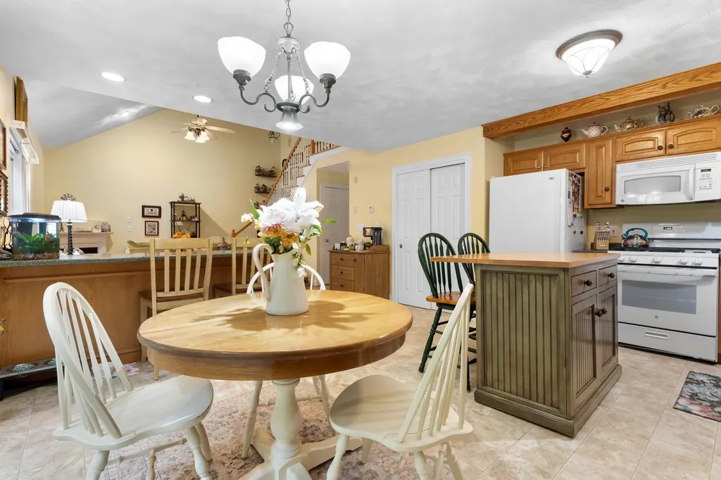 8 Ash Drive Kingston NH 03848