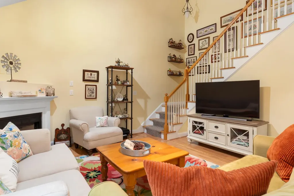 8 Ash Drive Kingston NH 03848