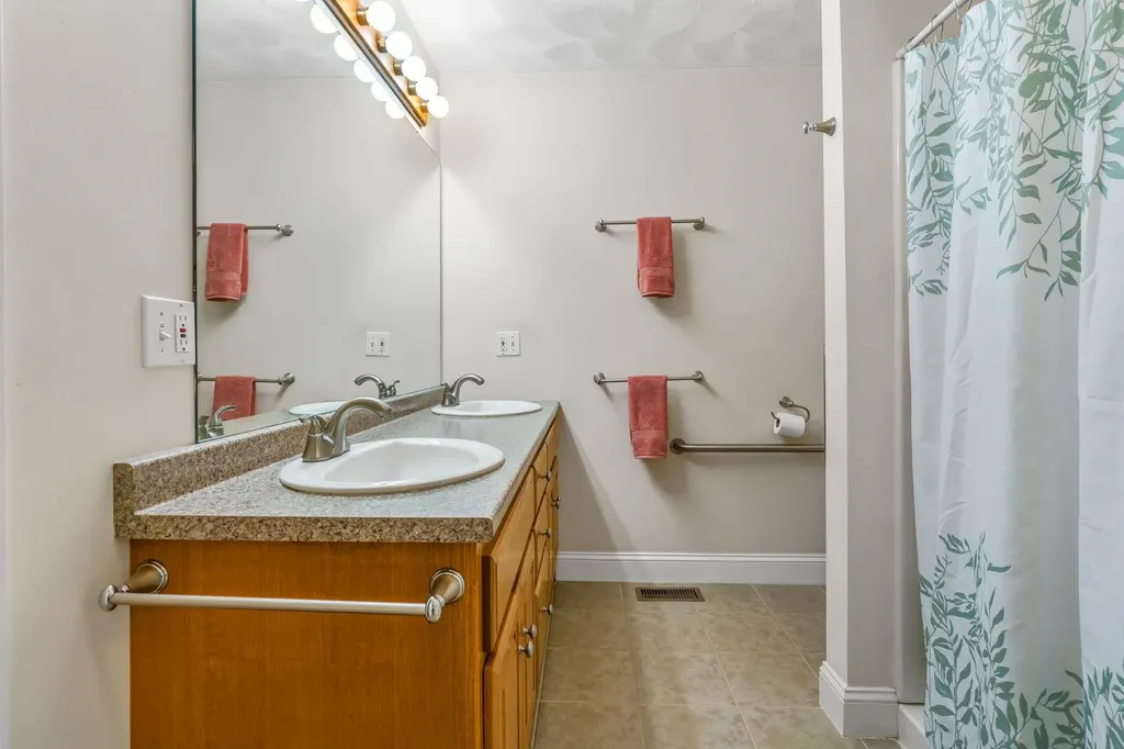 8 Ash Drive Kingston NH 03848