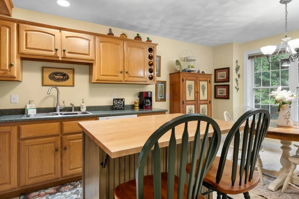 8 Ash Drive Kingston NH 03848