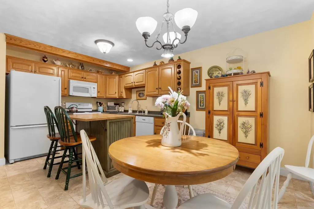 8 Ash Drive Kingston NH 03848