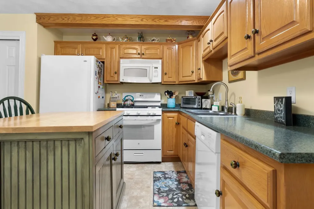 8 Ash Drive Kingston NH 03848