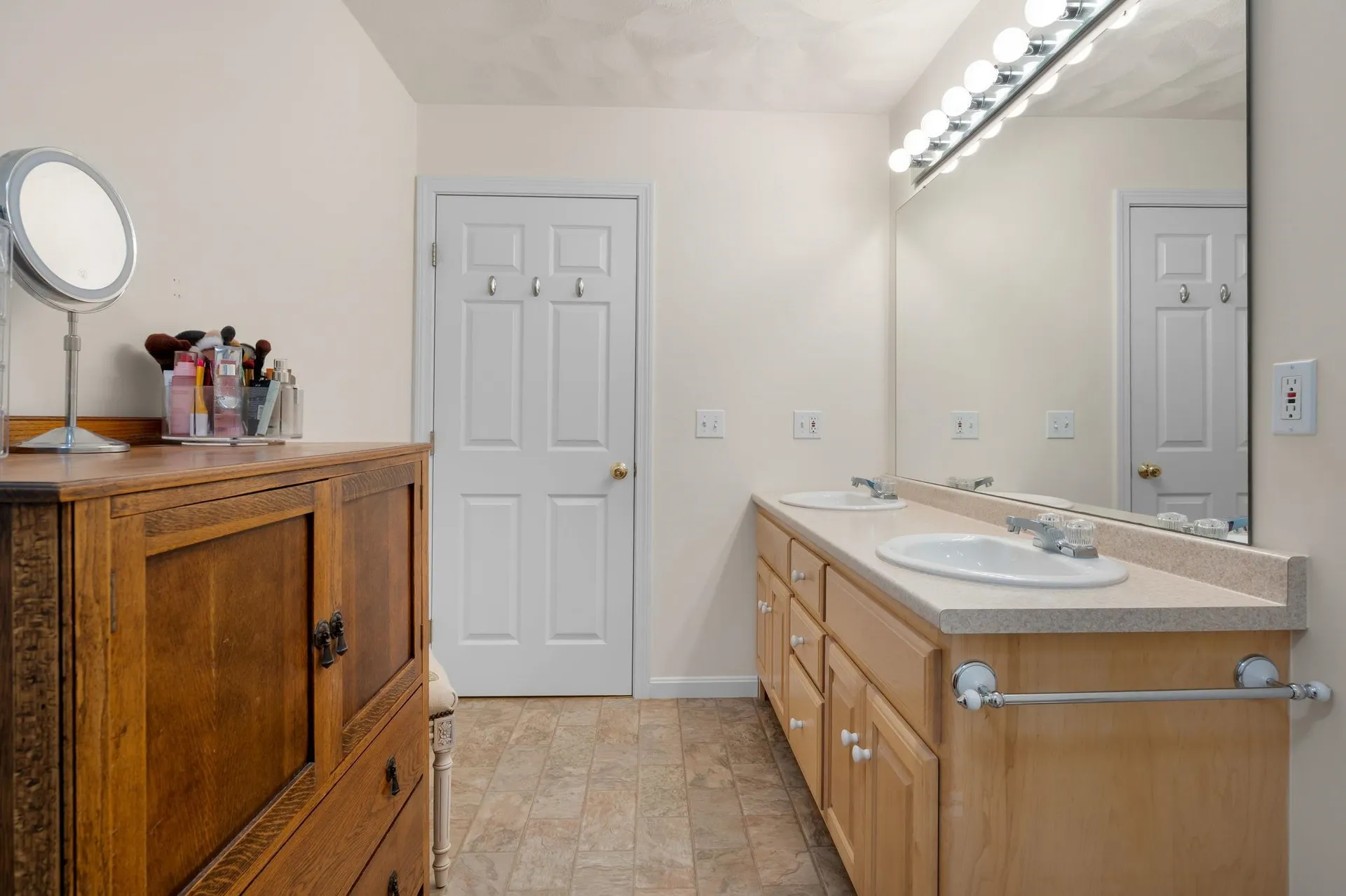 8 Ash Drive Kingston NH 03848