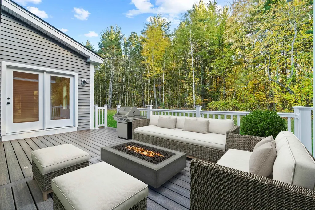 32 Stacey Lane Chester NH 03036