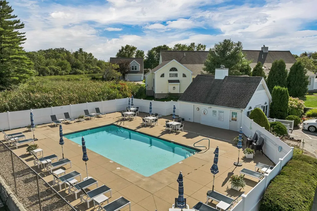 60 Hampton Meadows Hampton NH 03842