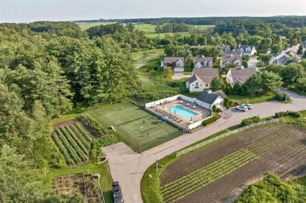 60 Hampton Meadows Hampton NH 03842