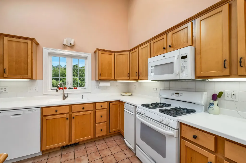 60 Hampton Meadows Hampton NH 03842