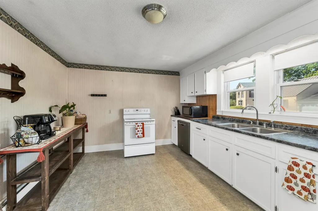 9 Hunt Avenue Franklin NH 03235