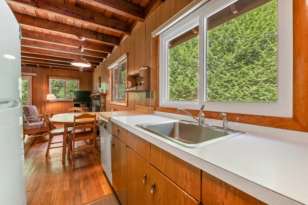 139 Camp Sunapee Road New London NH 03257