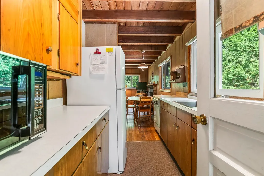 139 Camp Sunapee Road New London NH 03257
