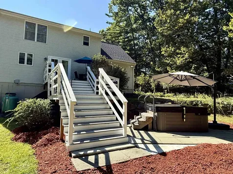 29 Beacon Street Londonderry NH 03053