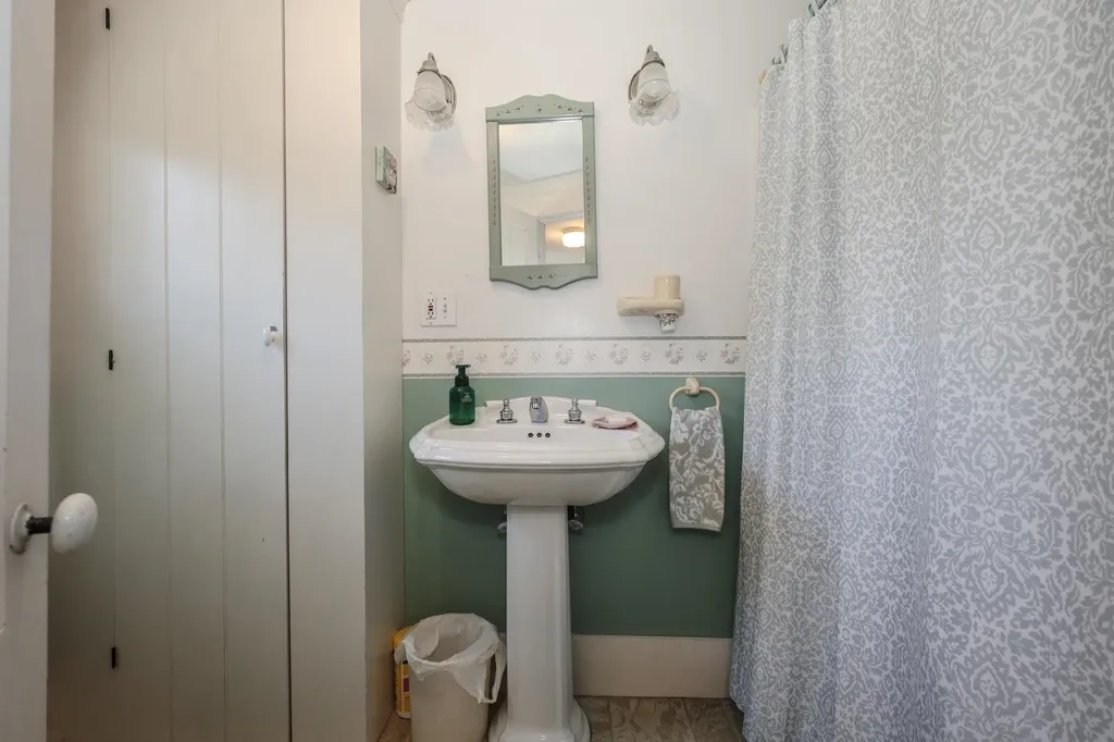 22 Abberton Road Canterbury NH 03224